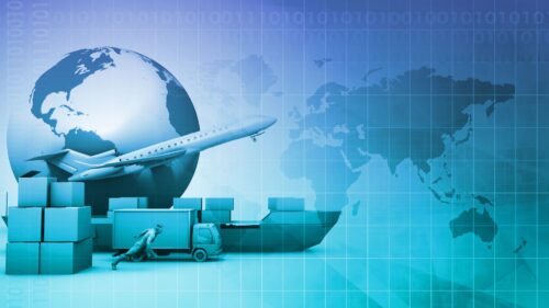 Globo terráqueo con un avión, contenedores y un camión de carga, representando la logística, el comercio internacional y el Impulso de la Cadena de Valor Industrial 2025 a nivel global.